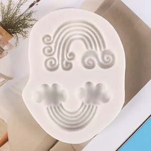 Dettaglio ravvicinato di uno stampo in silicone bianco con motivi ad arcobaleno e nuvole