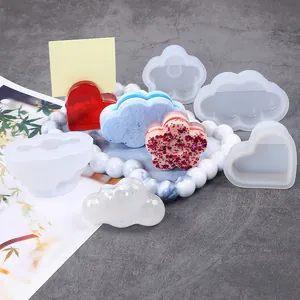 Detailansicht von DIY-Silikonformen für Harzformen in Herz-, Wolken- und Blumenform