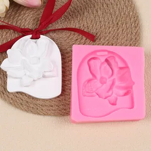 Gros plan du moule en silicone fleur 3D et du pendentif en plâtre blanc