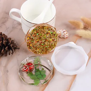 Dettaglio dello stampo in silicone ottagonale con sottobicchieri finiti in resina glitter e fiori