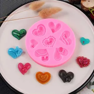 Detailansicht der rosa Silikon-Herzform mit bunten Harz-Herzmustern