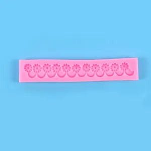 Gedetailleerd overzicht van de roze siliconen mal met vintage bloemenpatroon voor cake