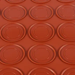 Primer plano de un tapete de silicona para macarons resistente al calor con círculos
