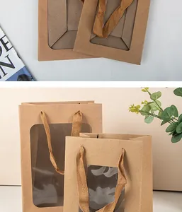 Primo piano di un sacchetto regalo in carta kraft con finestra trasparente e manico intrecciato
