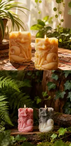 Vue détaillée de bougies en forme de renard sculptées à la main en plusieurs couleurs.