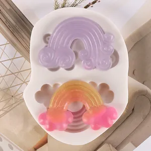 Vista dettagliata di uno stampo in silicone arcobaleno e nuvola con modelli in resina.