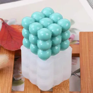 Siliconen mal voor bellenkubus voor DIY kaarsen en zeep met een groenblauw eindproduct