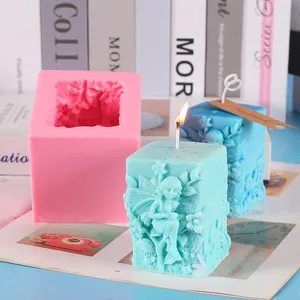 Nahaufnahme einer pinkfarbenen Silikonform mit detaillierten blauen Feen-Wachskerzen