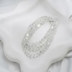 Detailansicht irisierender, unregelmäßig facettierter Kristallglasperlen für DIY-Schmuck
