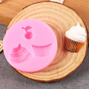 Detailansicht der rosa Silikonform mit Kirsch- und Cupcake-Motiven für DIY-Bastelarbeiten