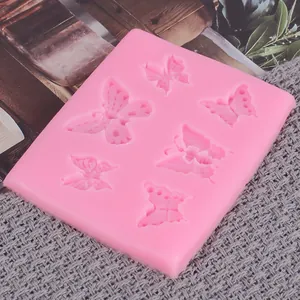 Vue détaillée d'un moule à papillons en silicone rose pour la pâtisserie créative DIY
