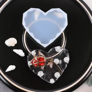 Vista dettagliata di uno stampo in silicone a cuore per resina con pezzo decorativo