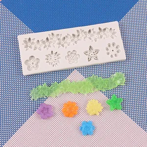 Gedetailleerde weergave van siliconen mal voor bloemen met kleurrijke decoraties.
