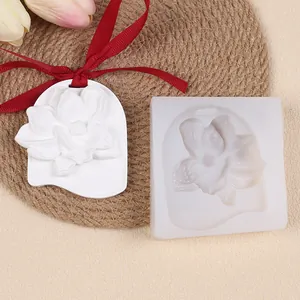 Vue détaillée du moule en silicone et du pendentif en pierre d'aromathérapie à relief fleuri