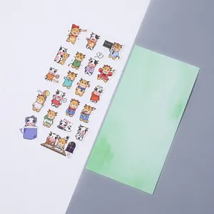 Primer plano de pegatinas washi de vacas animadas para diarios DIY y manualidades