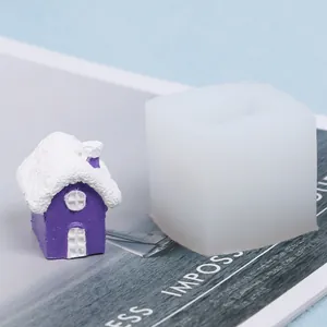 Dettaglio dello stampo in silicone a casetta con prodotto finito in resina viola.