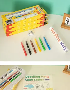 Primo piano del kit di adesivi per altezza fai-da-te con pennarelli colorati e metro
