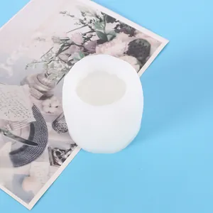 Gros plan d'un moule en silicone cylindrique blanc pour la fabrication de pots de fleurs DIY.