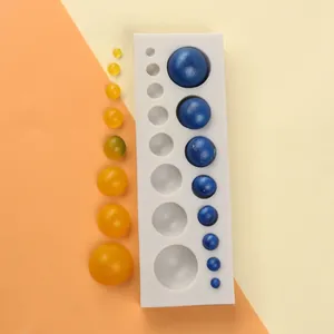 Detaillierte weiße Silikonform für DIY-Fondantperlen mit verschiedenen blauen Perlengrößen