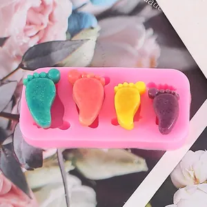 Primo piano dello stampo in silicone rosa impronta neonato con forme colorate