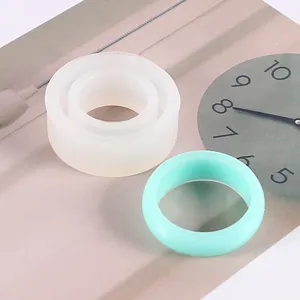 Vue détaillée du moule à bague en silicone avec bague en résine vert menthe finie