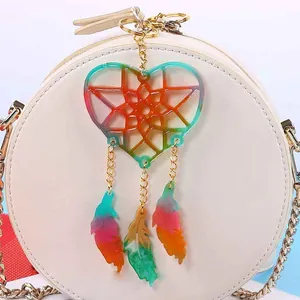 Detalle de un colgante atrapasueños de corazón colorido hecho con molde de silicona