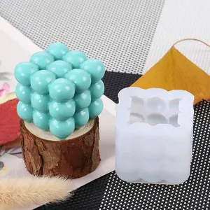 Detail van 9-gaats siliconen mal voor geurkaarsen met turkoois kubusvormig model.