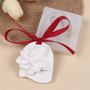 Détail du moule en silicone fleur et du pendentif blanc fini en pierre aromatique.