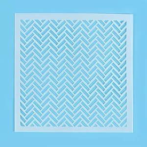 Vue détaillée rapprochée d'un pochoir blanc à motif géométrique à chevrons pour gâteau.