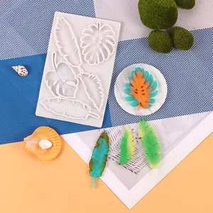 Detailansicht der Silikonform für tropische Blätter mit bunten Fondant-Mustern.