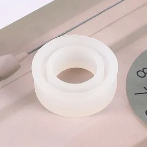 Détail d'un moule en silicone translucide pour la création de bagues en résine époxy DIY