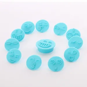 12 Stück hellblaue Emoji-Keksstempel mit verschiedenen Smiley-Mustern zum Backen