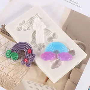 Vista dettagliata dello stampo in silicone arcobaleno e nuvola con pezzi finiti in resina.