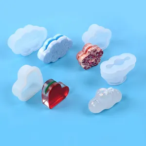 Detailansicht von 3D-Silikonformen und Harzhandwerk in Herz-, Wolken- und Blumenformen