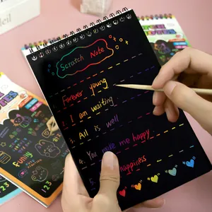 Quaderno a spirale per bambini con arte da grattare colorata, stilo in legno e scarabocchi