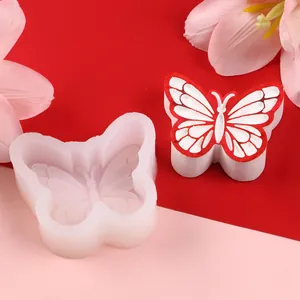 Moule en silicone papillon pour fondant présenté avec une pièce décorative finie