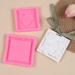 Vue détaillée moule en silicone avec relief fleur et papillon pour pierre aromatique