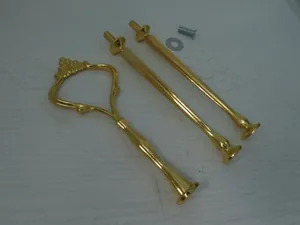 Detailansicht der goldfarbenen Tortenständer-Hardware mit Stangen, Griff und Unterlegscheiben
