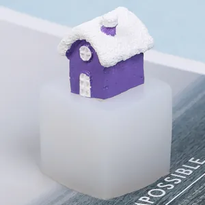 Dettaglio di uno stampo in silicone per casetta di neve con una piccola casa viola.