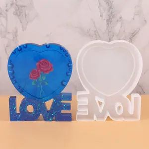 Dettaglio dello stampo in silicone LOVE a cuore per resina con campione blu