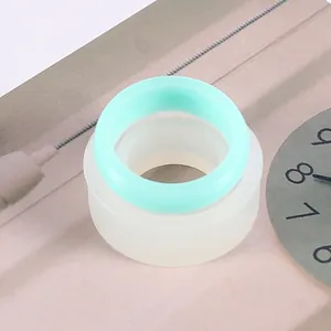 Vue détaillée de moules en silicone empilables pour bagues et bracelets en résine DIY