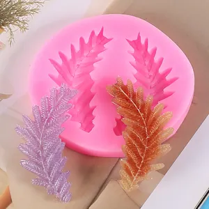 Vista detallada del molde de silicona de hoja rosa con textura realista y resina