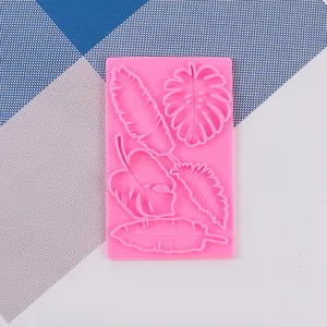Detailansicht der rosa Silikonform mit Blattmotiven für Fondant-Kuchendekorationen.