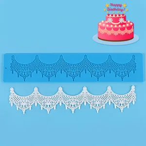 Detailansicht der Silikonform für Kronenspitze mit fertigem weißem Fondant-Dekorationsstück.