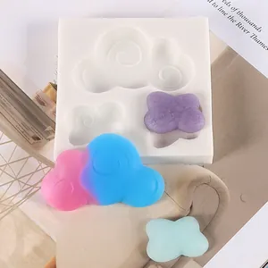 Stampo in silicone a forma di nuvola con campioni rifiniti con dettagli a spirale