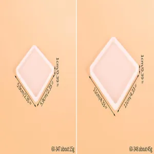 Vue détaillée de deux tailles de moules en silicone carrés pour dessous de verre en résine