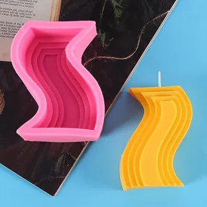 Detailansicht der S-förmigen, geometrischen Kerzen-Silikonform mit fertiger Wachskerze.