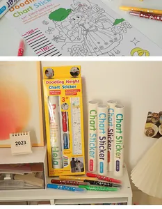 Vista dettagliata dell'adesivo altezza fai-da-te per bambini con set di pastelli