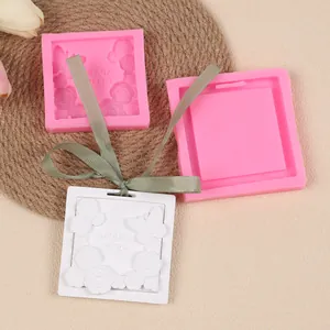 Détail du moule en silicone papillon et fleurs avec son pendentif en plâtre blanc