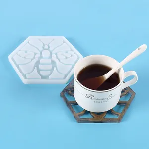 Hexagonale Bienenwaben-Silikonform für DIY-Harzuntersetzer mit fertigem Musterbeispiel